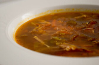 Суп из чечевицы с курицей, морковью и сельдереем