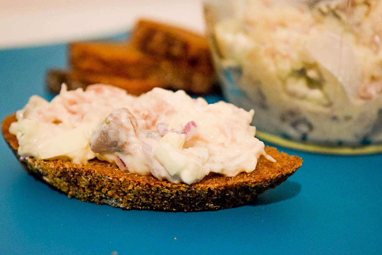 Паштет из селедки, с яблоком и паприкой