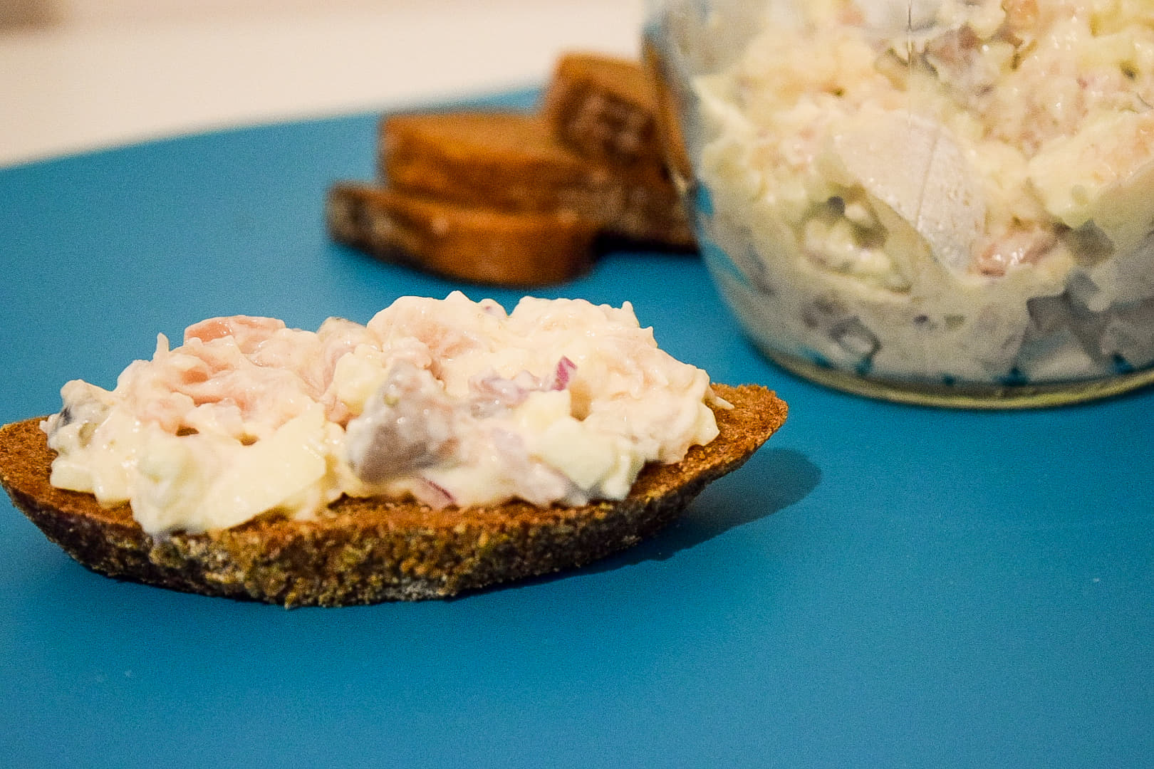 Паштет из селедки, с яблоком и паприкой