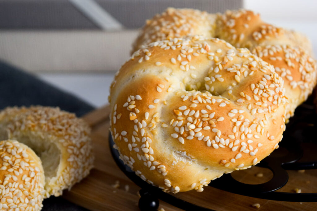Турецкий симит — круглый хлеб с кунжутом