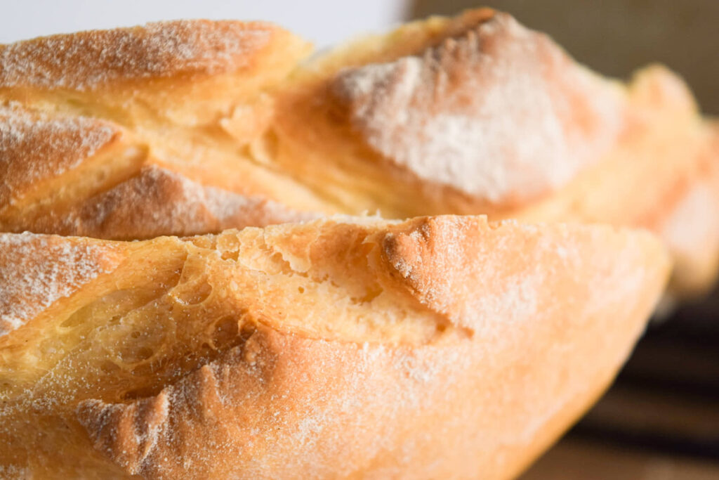 Домашний белый хлеб на дрожжах в духовке — такой мягкий, с хрустящей корочкой