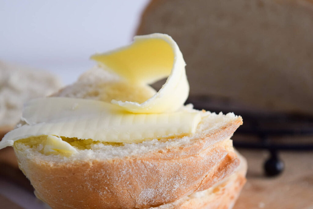 Домашний белый хлеб на дрожжах в духовке — такой мягкий, с хрустящей корочкой