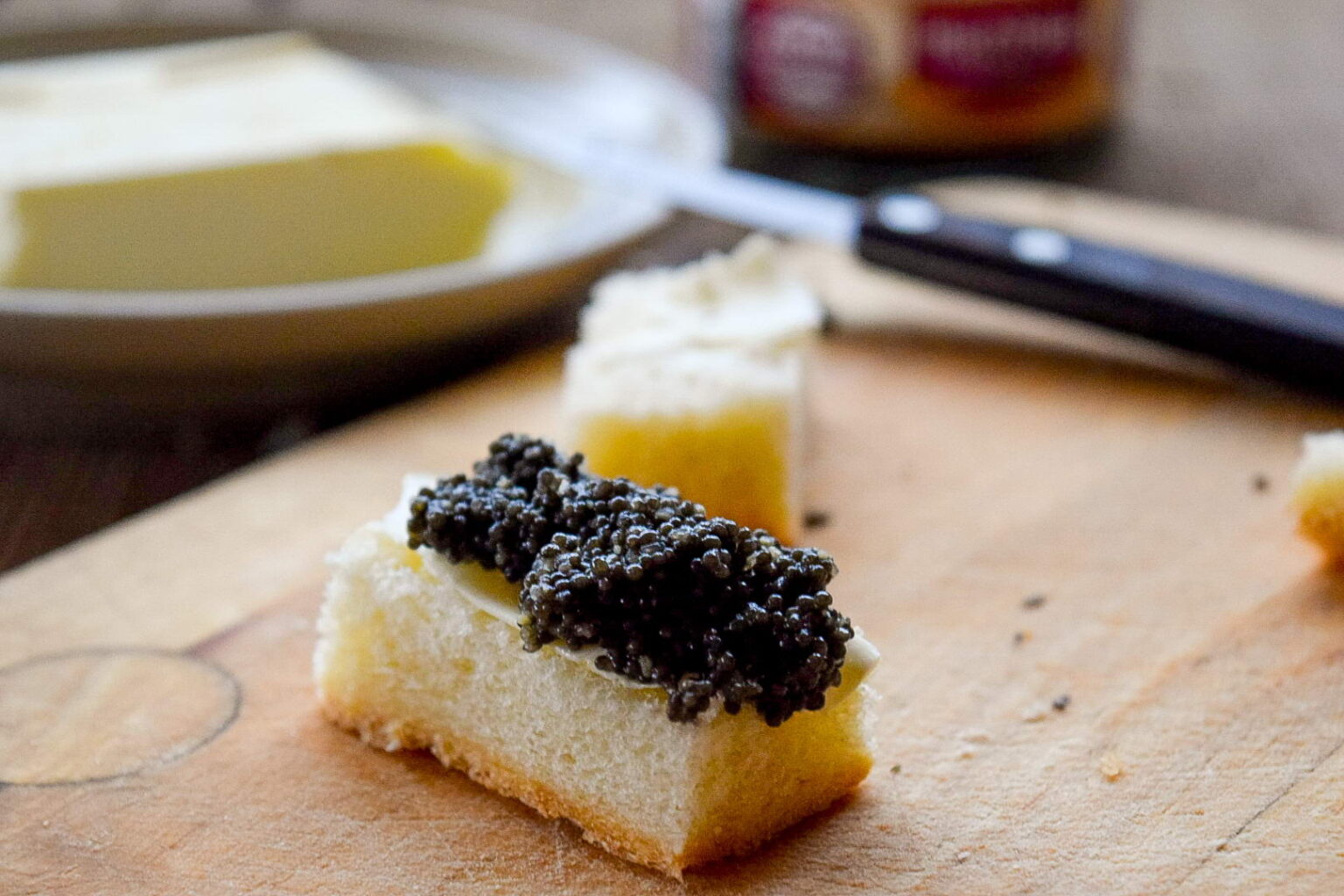 Подготовительная засолка икры осетровых. Черная икра. Поддельная черная икра. Подготовительная засолка икры осетровых. Засолка черной икры сухим посолом.