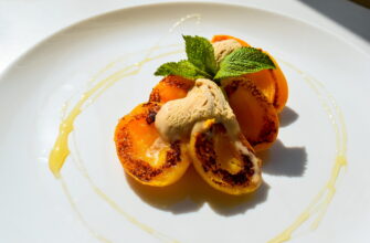 Карамелизированные абрикосы с шариком мороженого