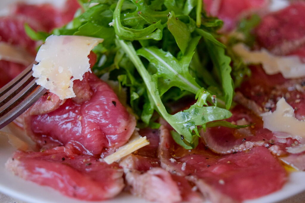 Карпаччо из говядины — нежное мясо с рукколой и пармезаном