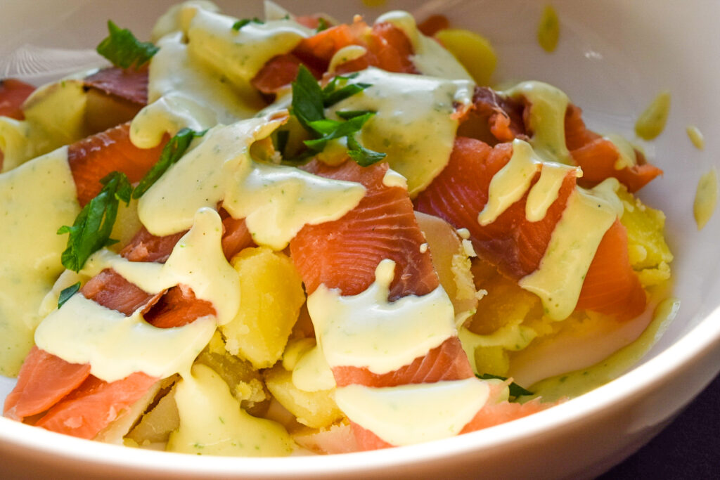 Картофельный салат с подкопченой горбушей