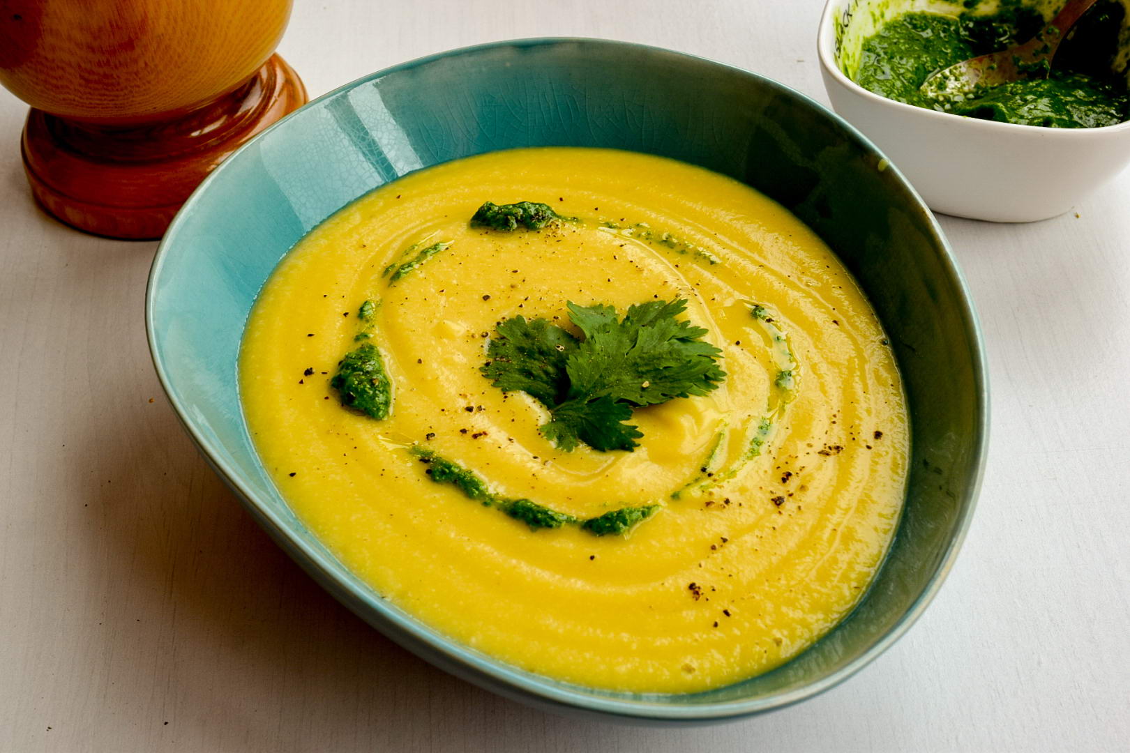 Крем-суп из цветной капусты с соусом из зелени