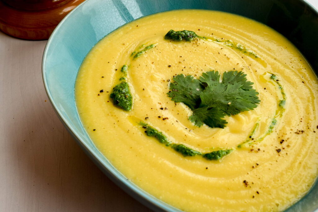 Крем-суп из цветной капусты с соусом из зелени
