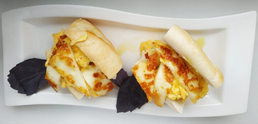 Мини сэндвич с яйцом-скрэмбл и сыром халуми
