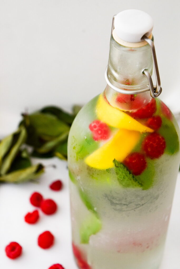 Мятно-лимонная вода с малиной — прекрасно освежает