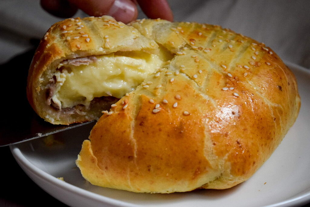 Пирог с говядиной и сыром камамбер