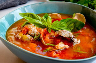 Томатный рыбный суп с креветками и вонголе