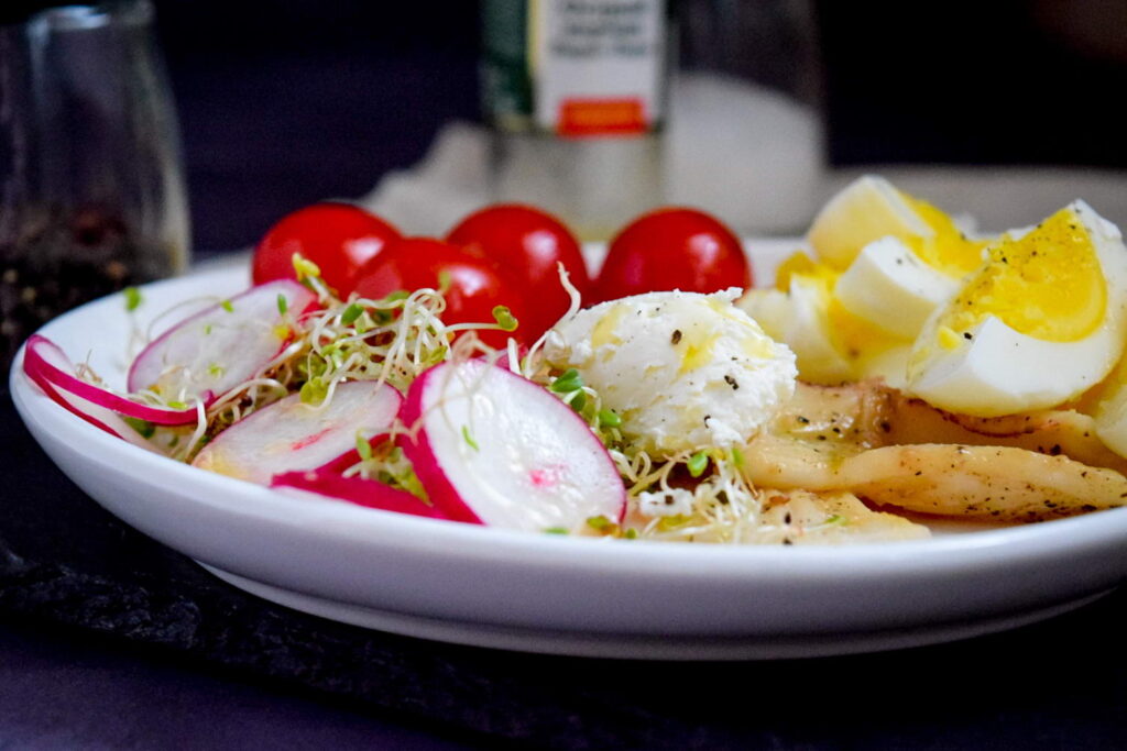 Салат с кальмаром, яйцом и овощами