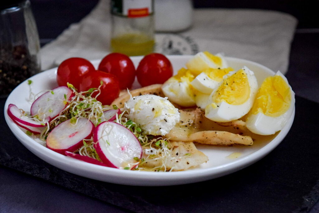 Салат с кальмаром, яйцом и овощами