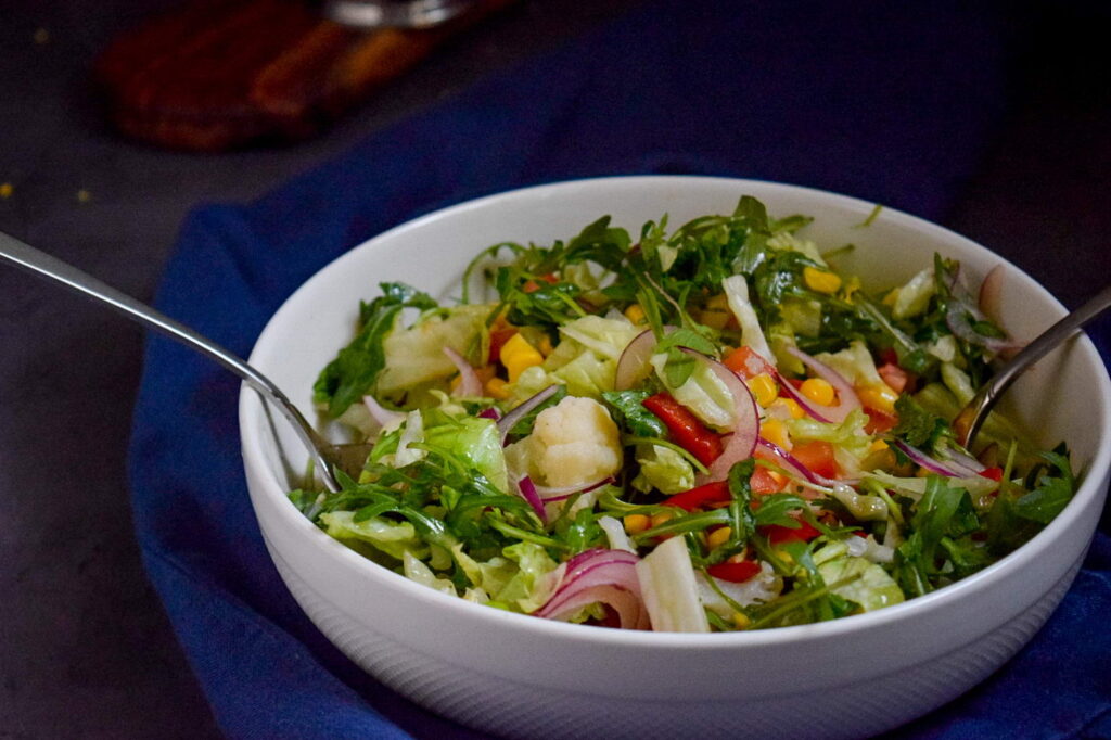 Простой салат с хрустящими овощами