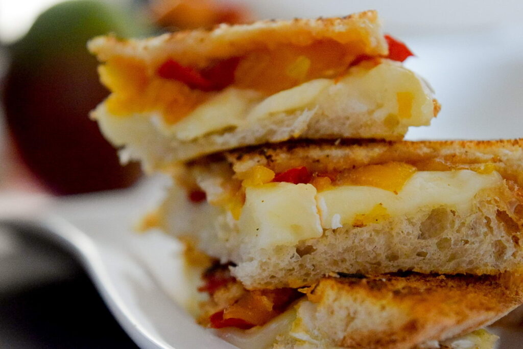 Сэндвич с чатни из манго и сыром бри