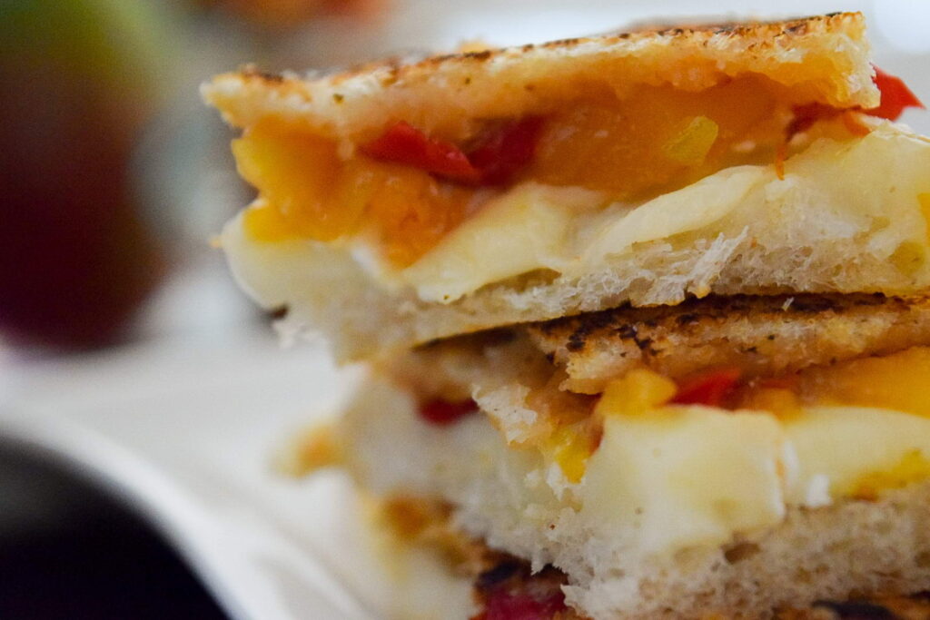 Сэндвич с чатни из манго и сыром бри