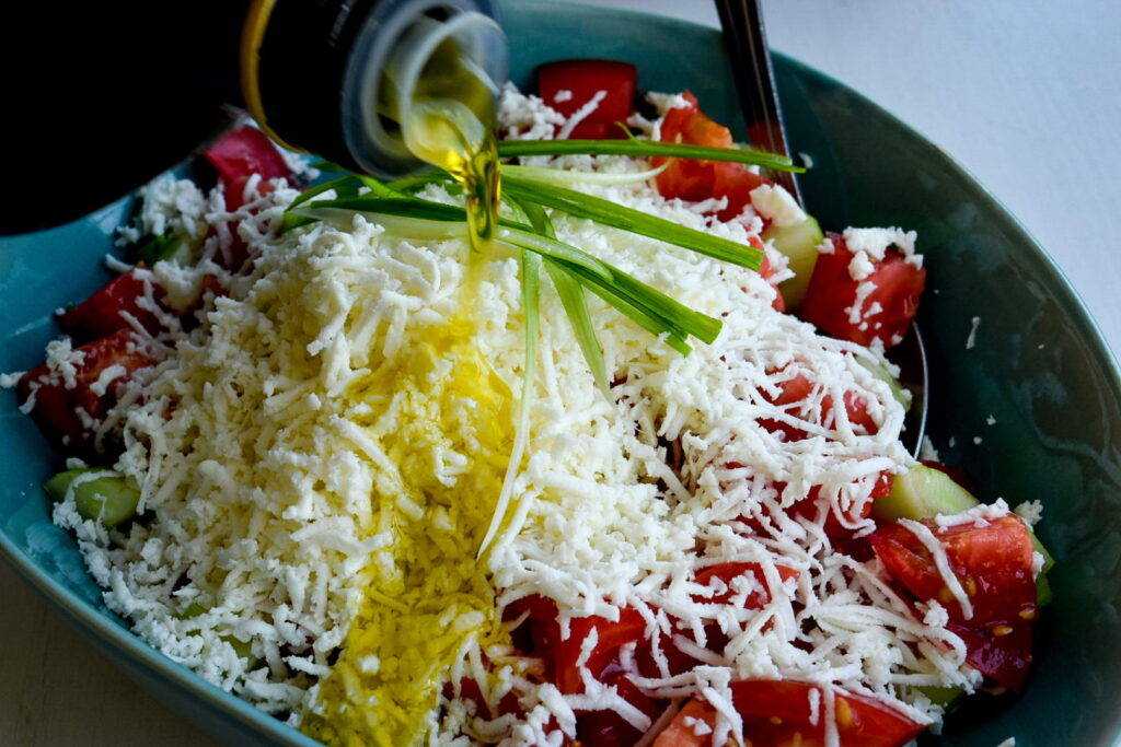 Шопский салат с брынзой, овощами и луком