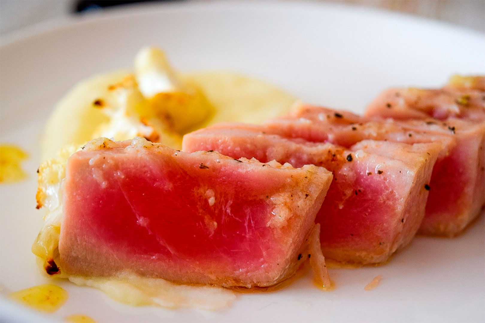 Нежный стейк тунца в чесночном масле