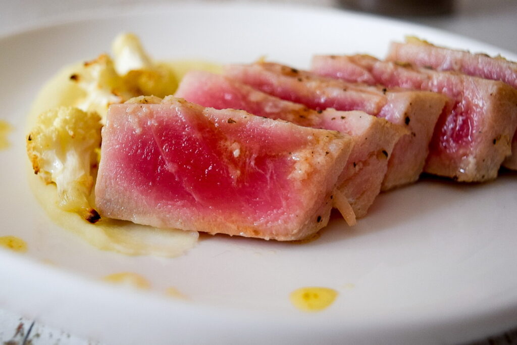 Нежный стейк тунца в чесночном масле