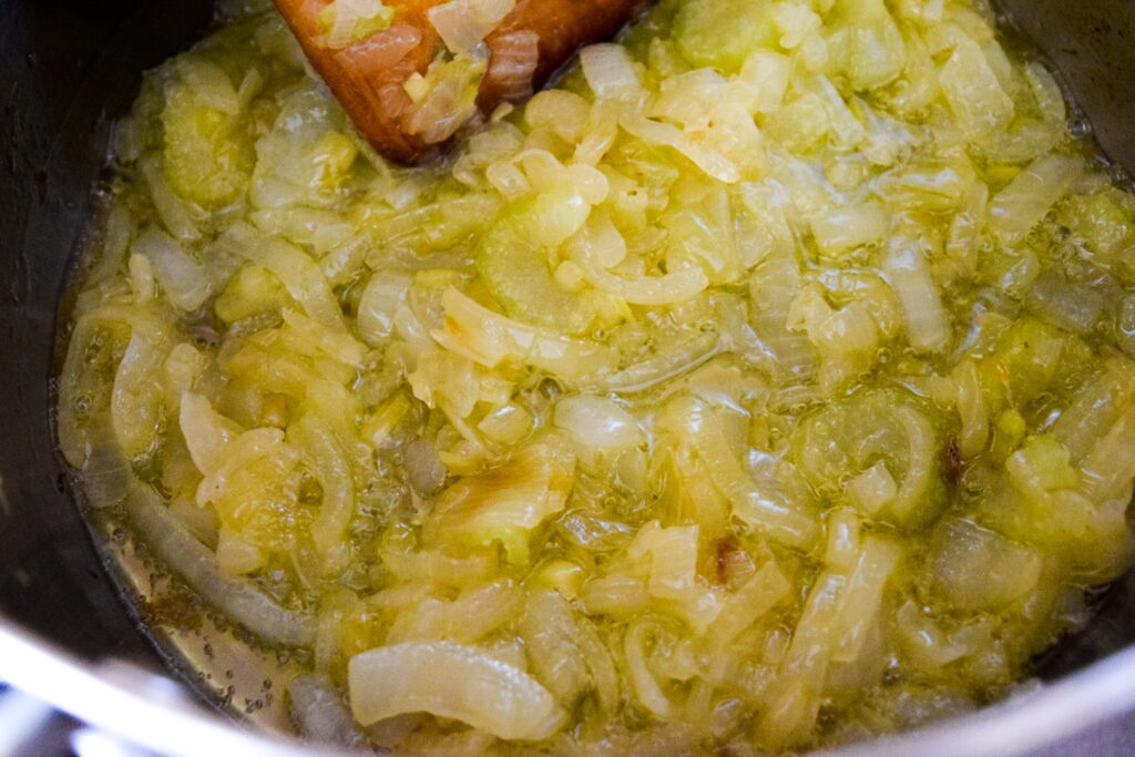 Картофельный суп-пюре с фрикадельками и томленым луком