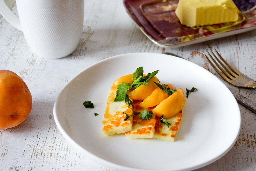 Сыр халуми с карамелизированным персиком и мятой