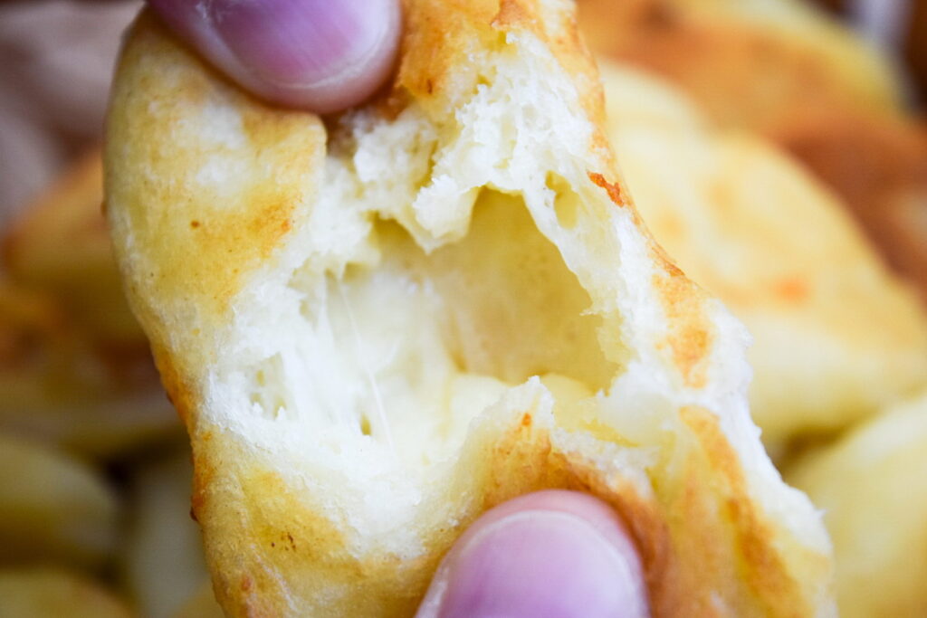 Сырные пончики — тесто как пух и много сырной начинки