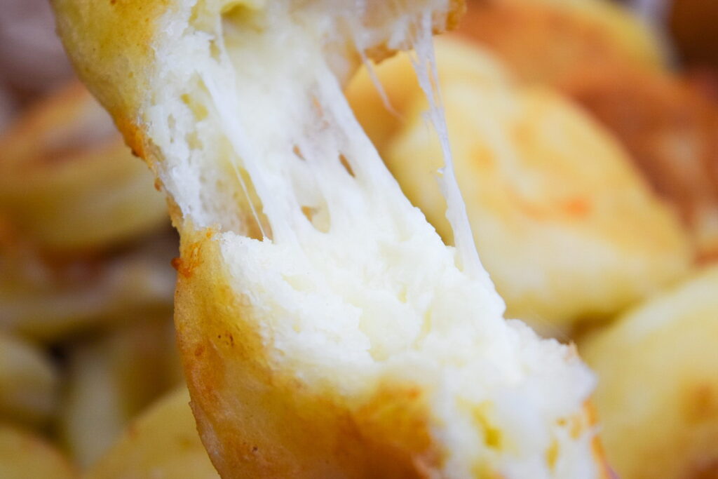 Сырные пончики — тесто как пух и много сырной начинки