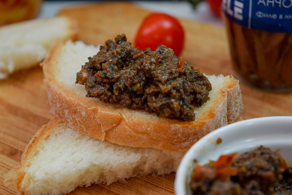Тапенада — паста из оливок с каперсами