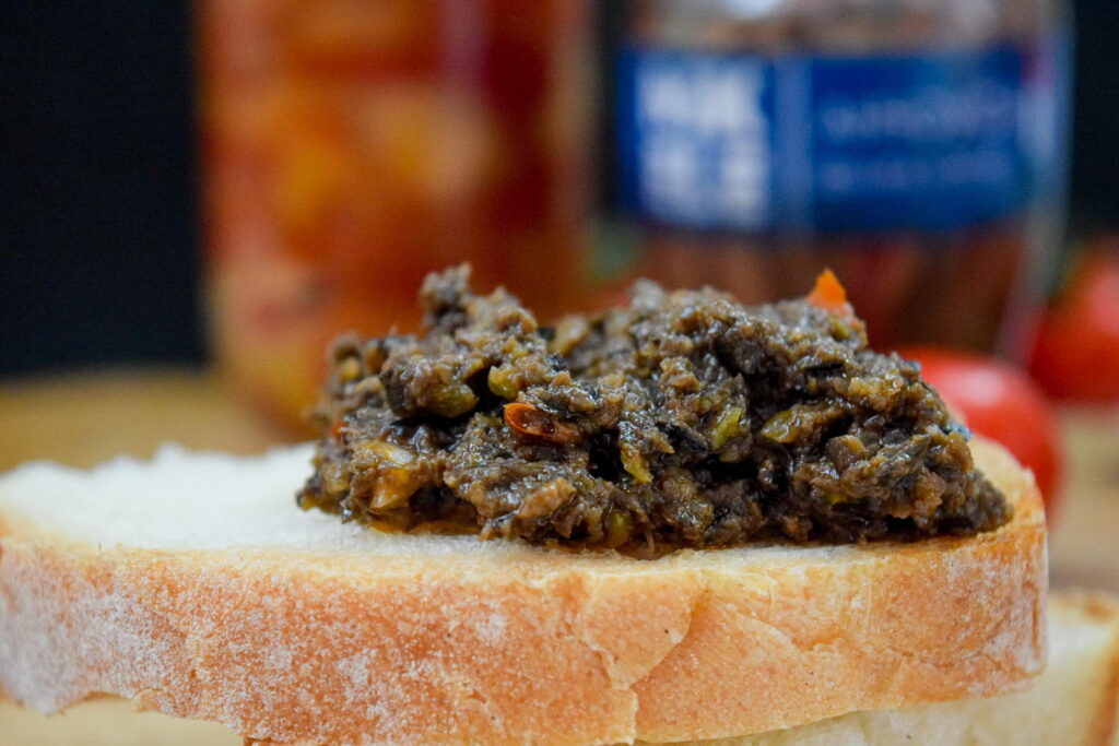 Тапенада — паста из оливок с каперсами