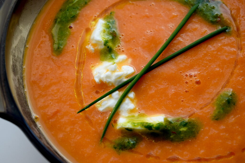 Томатный суп с сыром фета и зеленым маслом