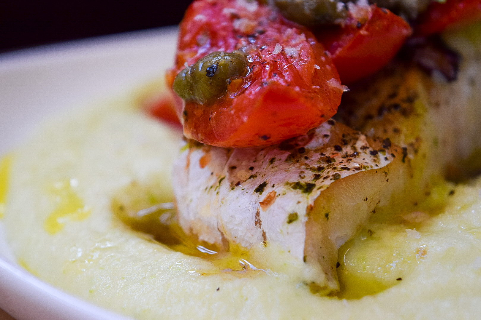 Запеченная полента со страчателлой и копченым лососем. Треска под сыром в духовке. Треска в томате в духовке. Треска под помидорами. Треска в томатном соусе.