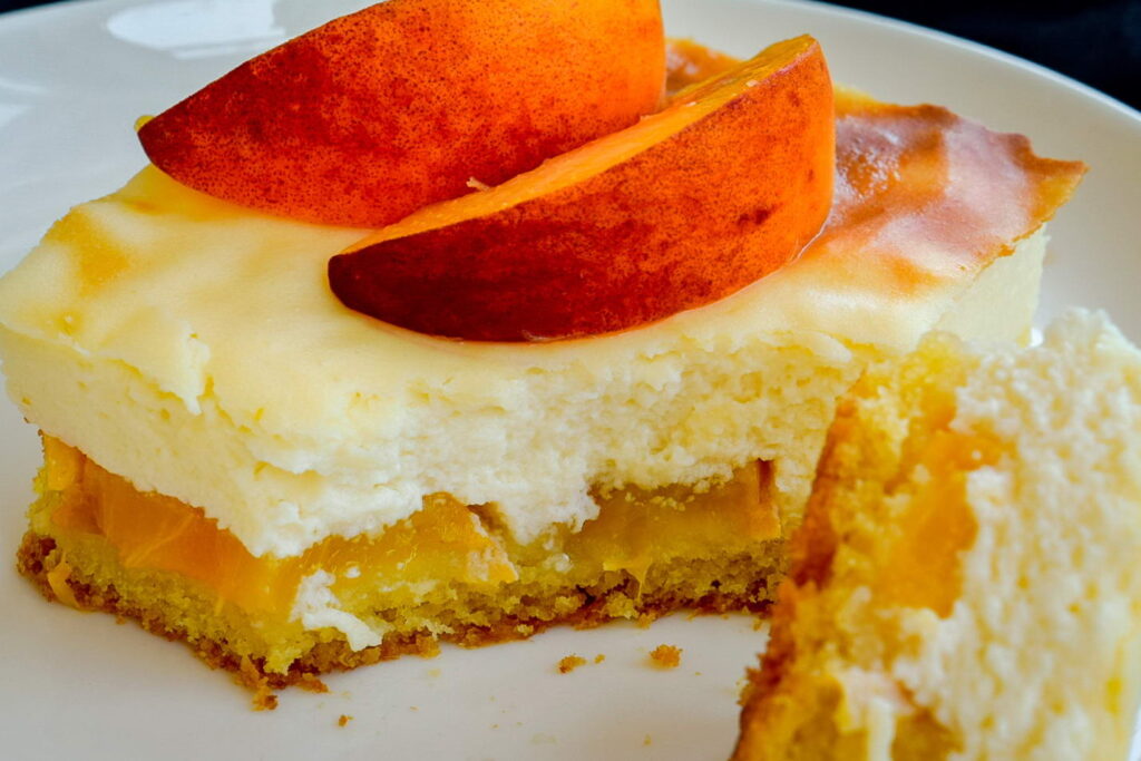 Творожный пирог без глютена с персиками
