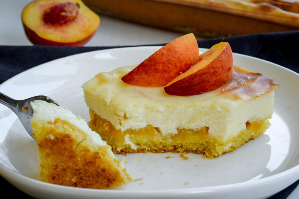 Творожный пирог без глютена с персиками