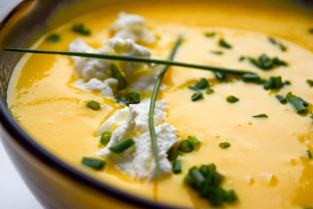 Тыквенный суп с сыром фета — осенний, вкусный натюрморт