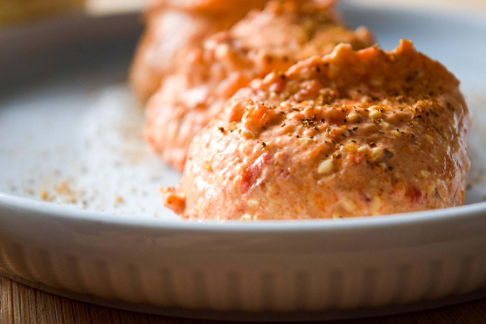 Запечённая брынза в пергаменте с красным перцем: рецепт и особенности режима «Супергриль»