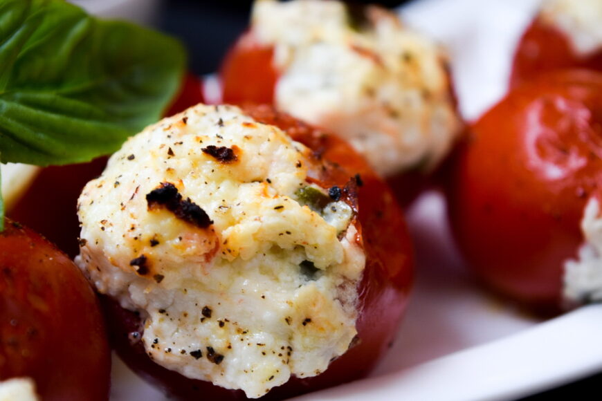 Запеченные сладкие черри с брынзой и базиликом - СделаемВкусно.ру