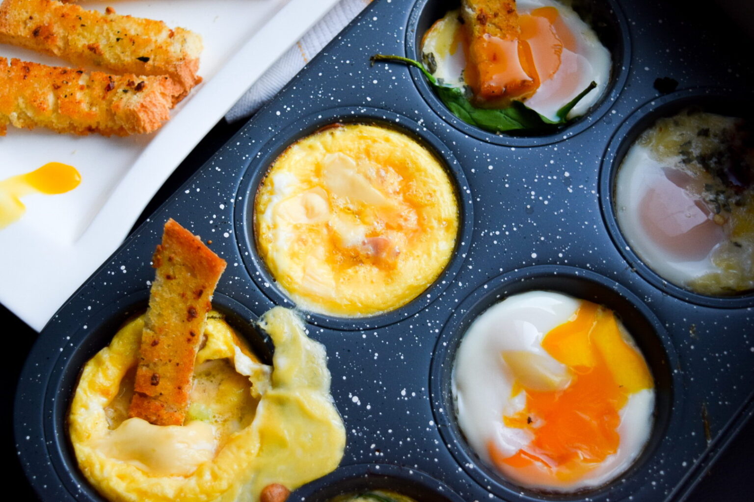 Завтрак из яйца с начинкой. Легкий и вкусный завтрак с яйцом. Легкий и вкусный завтрак из яиц. Идеи для завтрака из яиц. Омлет в банке.