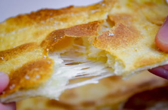 Фокачча ди Рекко с сыром — тонкая, ароматная и хрустящая