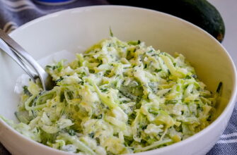 Салат из капусты со сметаной и чесноком — просто и полезно