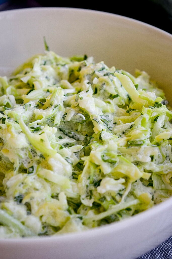 Салат из капусты со сметаной и чесноком — просто и полезно