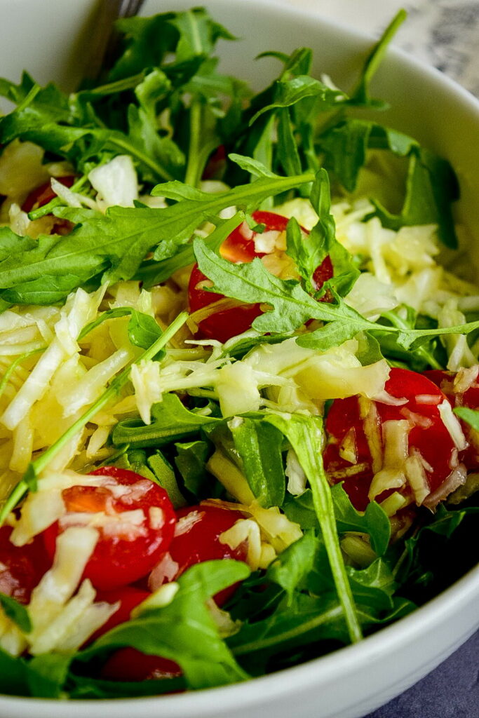 Салат из капусты с томатами и рукколой — полезный и красивый
