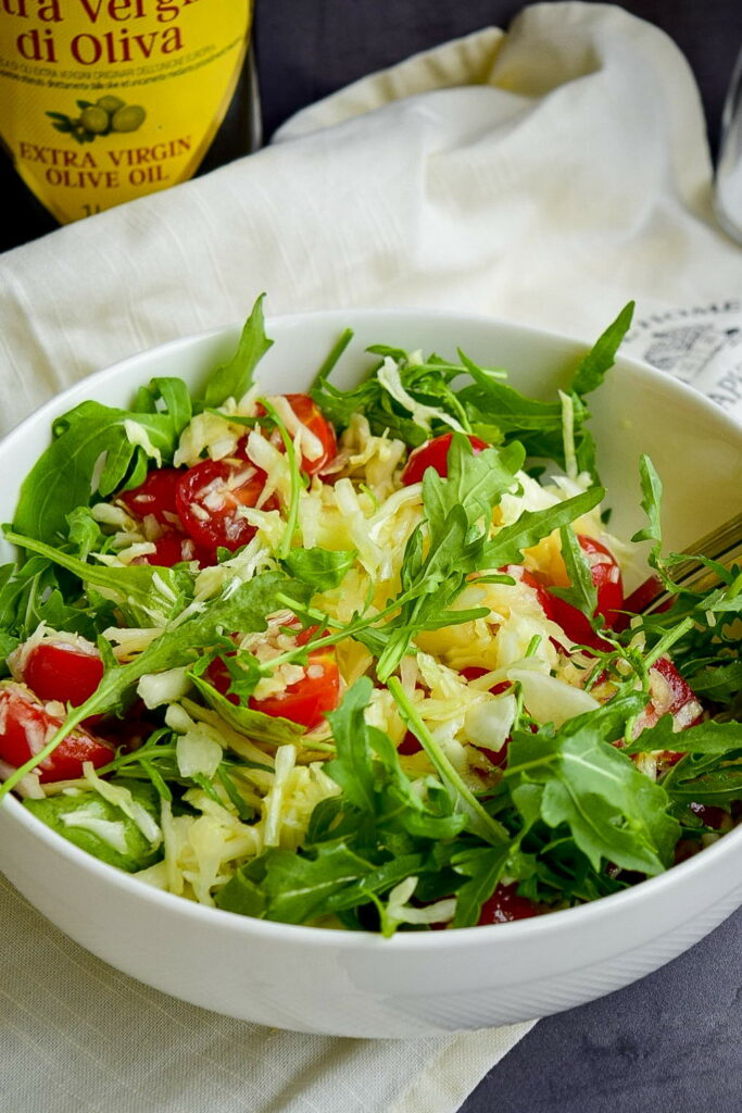 Салат из капусты с томатами и рукколой — полезный и красивый