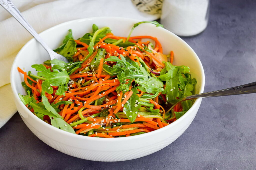 Салат из моркови и огурца с кунжутом — самый простой рецепт