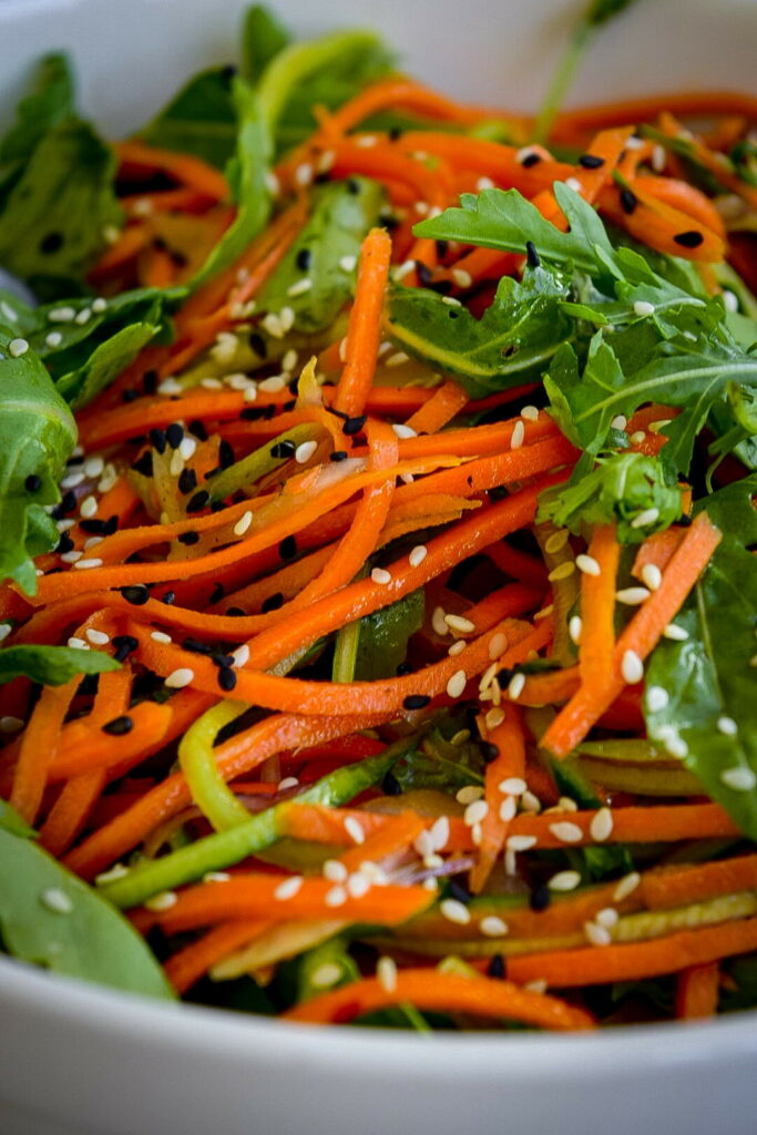 Салат из моркови и огурца с кунжутом — самый простой рецепт