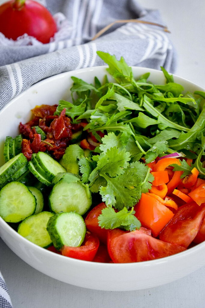 Хрустящий салат с томатами, огурцом и рукколой