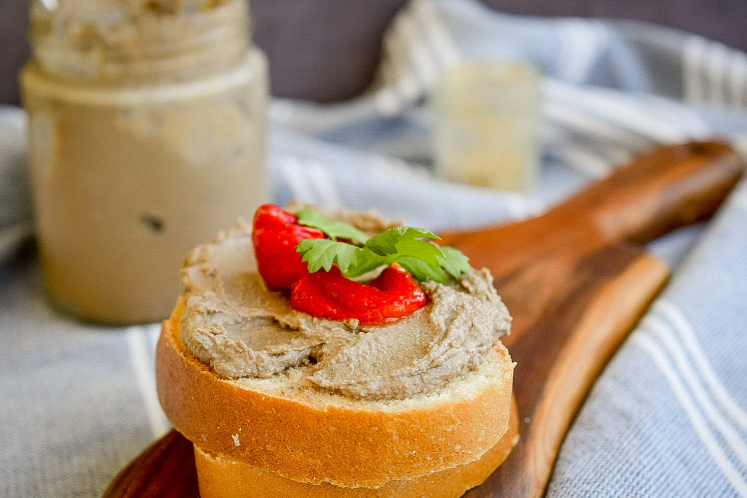 Паштет из печени пп. Домашний очаг. Паштет из куриной печени. Паштет с луком.