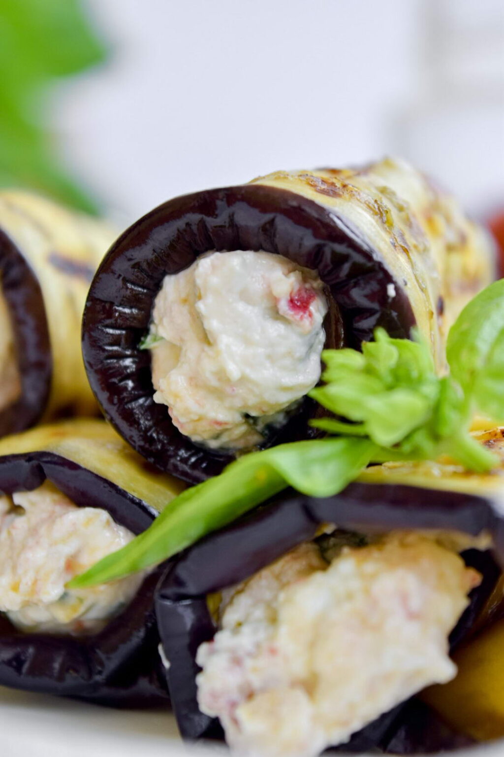 Рулетики из баклажанов с морковью и болгарским перцем в томатном соусе (на зиму)