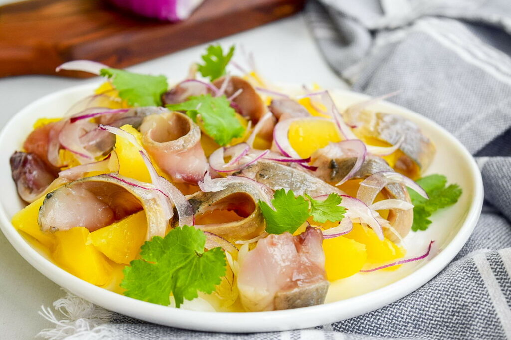 Салат из селедки и картофеля с луком — быстрый рецепт