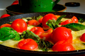 Сулугуни на сковороде с томатами черри, базиликом и медом